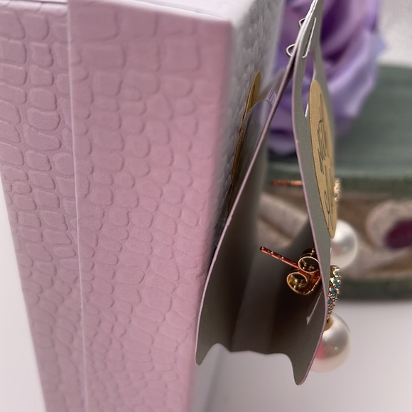 White Pearl with turquoise Diamonds Golden Plated in 18K Gold Earring Butterfly - Picture 3 of 8